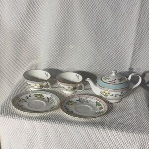 NORITAKE Tea Pot 2 Tea Cups 2 Saucers Von Linneai Bone China Tea Set